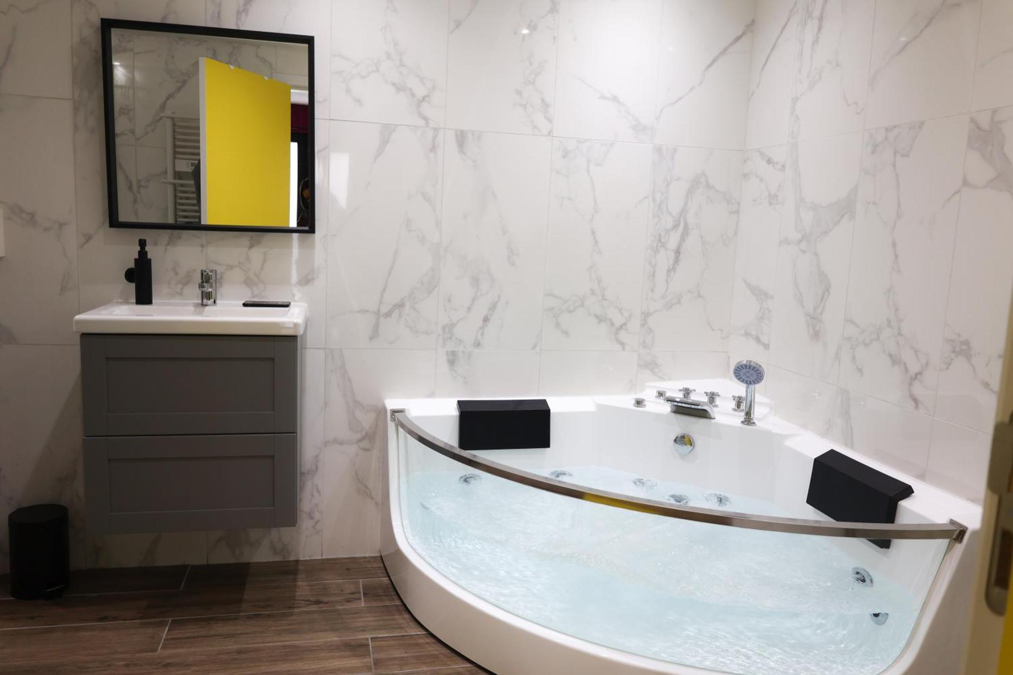 Capsule Groovy-Jacuzzi-Sauna-Billard-Netflix- Nintendo Switch & Jeux Mons Exteriér fotografie